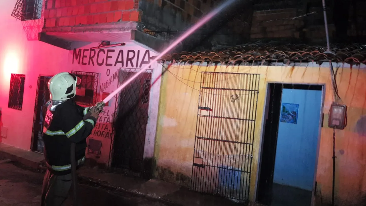 Corpo de Bombeiros resfriou as casas de uma vila que ficam localizadas atrás do prédio que foi incendiado na Barra do Ceará.