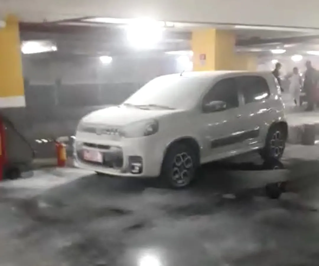 O fogo nos veículos foi controlado pelos funcionários do shopping.