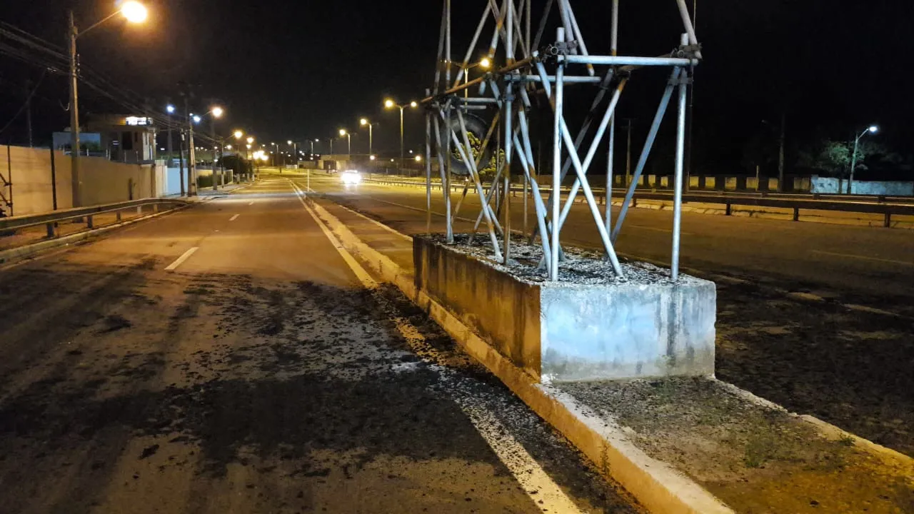 Fogo se espalhou pela estrutura da passarela, mas foi controlado pelos Bombeiros.