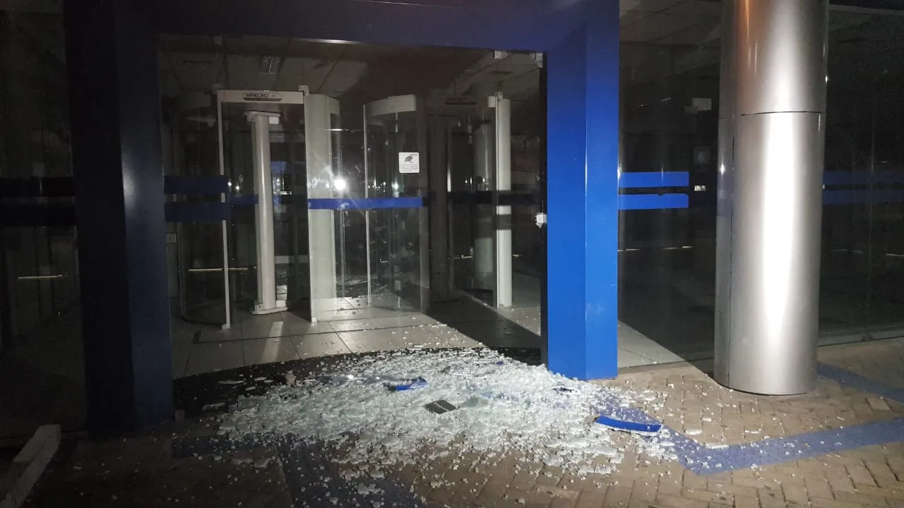 Agência bancária foi atingida por disparos de arama de fogo.