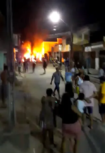 Fogo em um ônibus na Grande Messejana