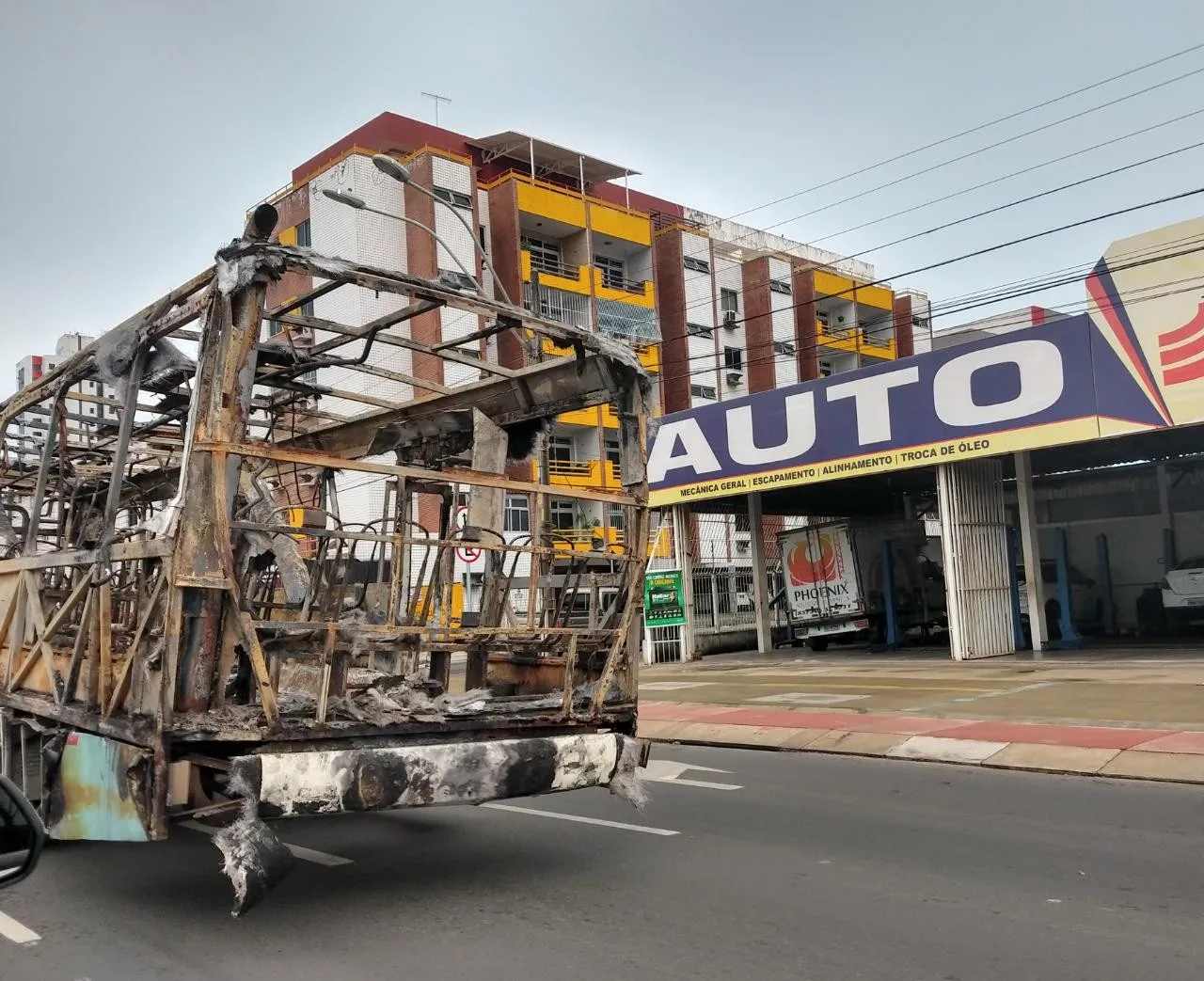A carcaça de um ônibus incendiado foi flagrada sendo rebocada na manhã desta terça-feira (8). O coletivo passou pela Avenida Aguanambi por volta de 10h.