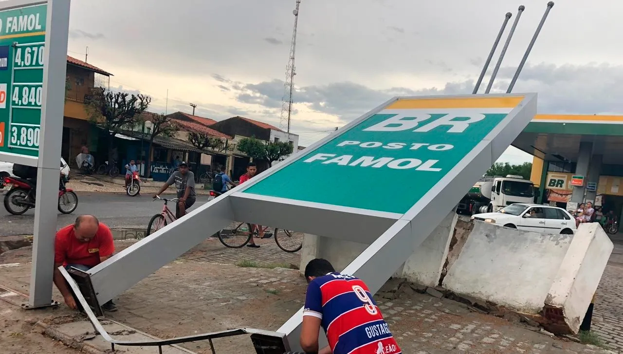 Ventania derrubou letreiro de um posto de combustíveis