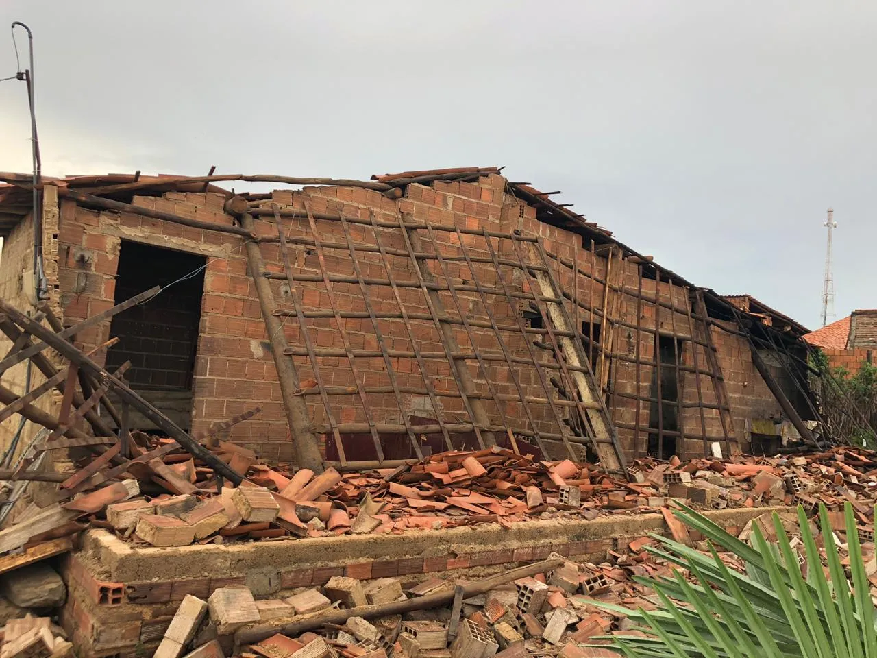 Telhados das casas foram destruídos 