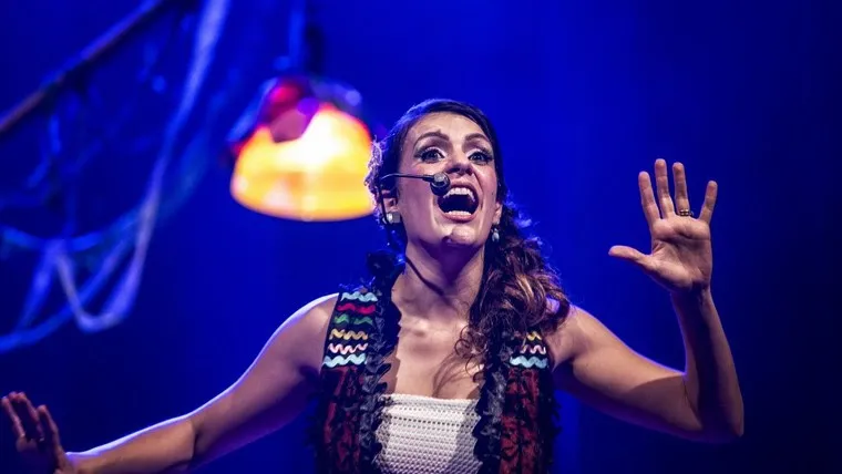 Durante o espetáculo, a atriz interage em diversas cenas com o público 