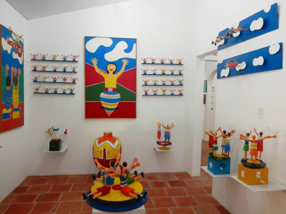 A sede do Museu Brinquedim, situada no município de Pindoretama, uma casa típica da região. O espaço é rodeado por mata nativa