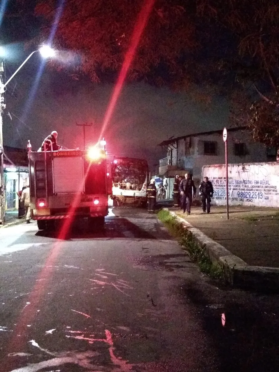 Ônibus é alvo de ataque criminoso no Conjunto Palmeiras. 