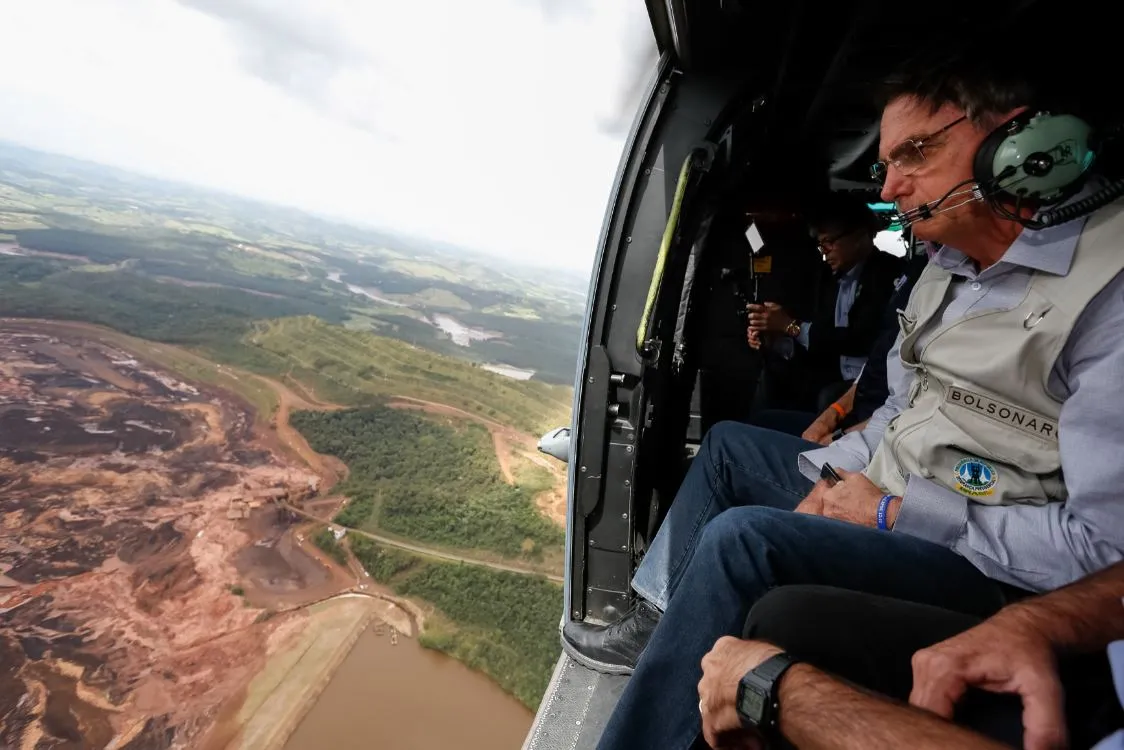 Jair Bolsonaro sobrevoa a área por onde o mar de lama escorreu, após o rompimento da barragem em Brumadinho.