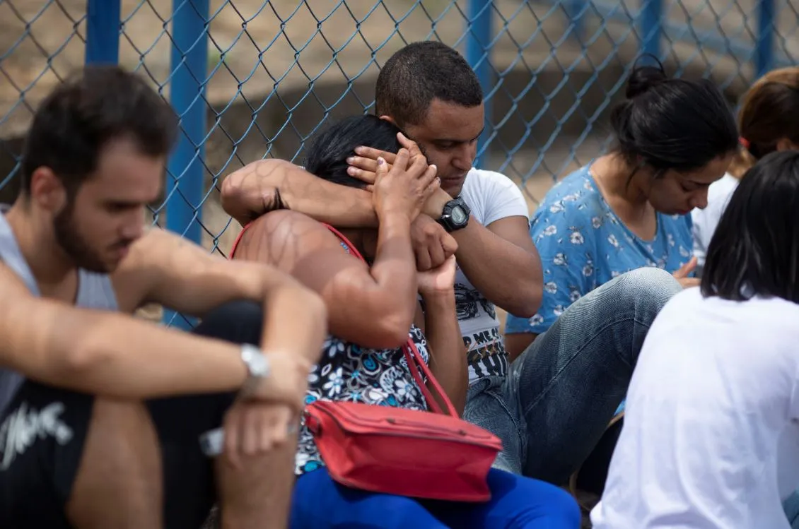 Pessoas esperam por informações sobre parentes e amigos em frente ao Centro de Comando de Crise organizado pelo Governo de Minas Gerais em Brumadinho.
