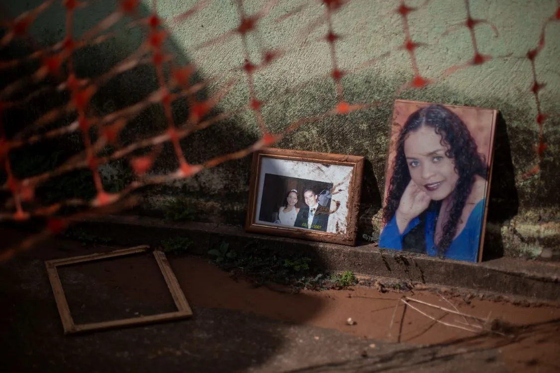 Pertences pessoais são vistos em meio aos destroços das casas destruídas pela tragédia em Brumadinho.