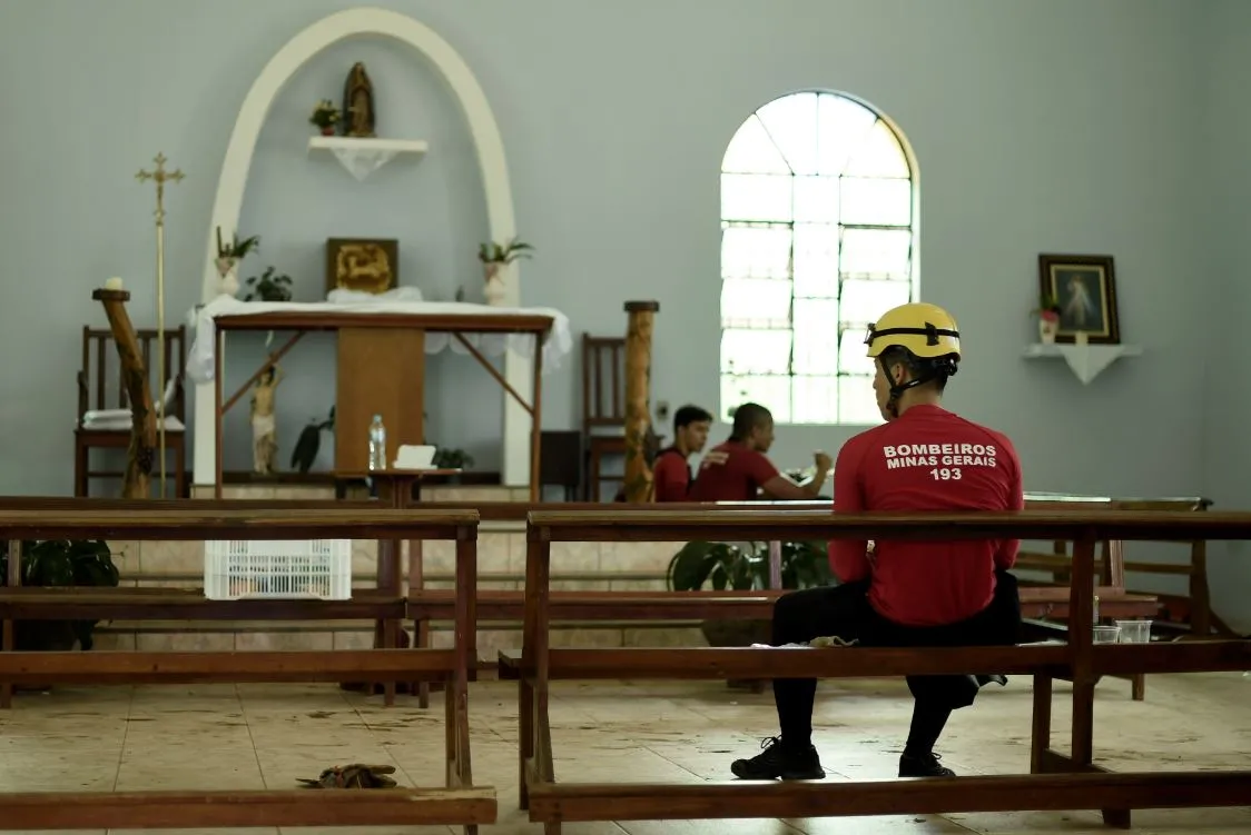 Bombeiros são vistos em igreja que serviu como Centro de Comando no distrito de Córrego do Feijão.