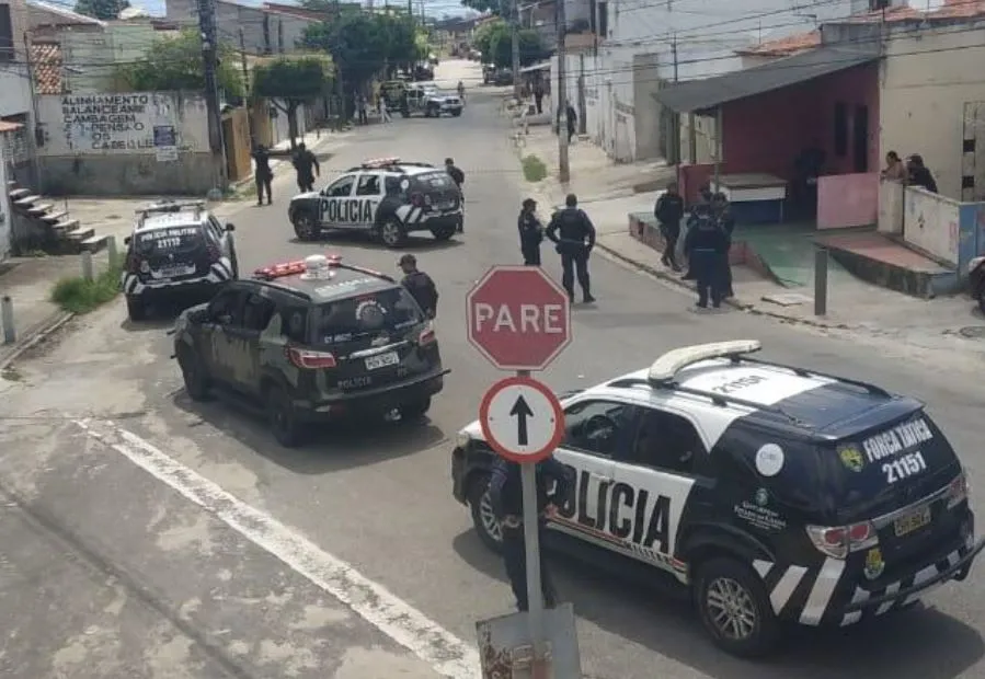 Bolsa estava presa em uma árvore. População ficou com medo e ligou para a polícia