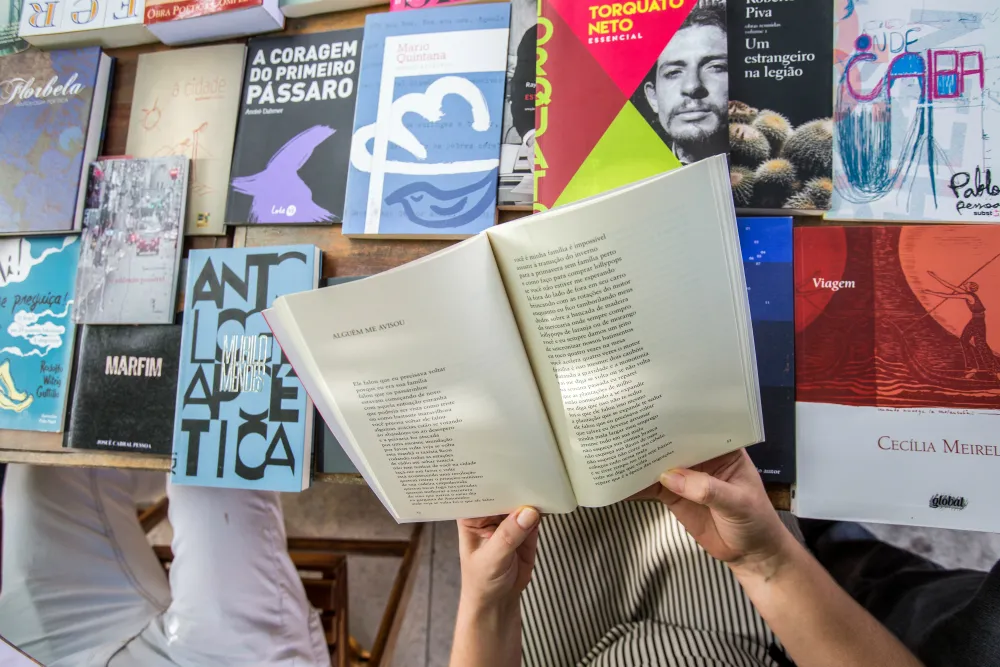 Autoras e autores de distintos momentos e escolas da poesia nacional ganham relevo no clube 