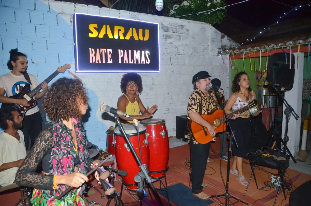 Realizado no Conjunto Palmeiras, o Sarau Bate Palmas parte de ações em diferentes linguagens, incluindo música e literatura, para descortinar olhares sobre a realidade