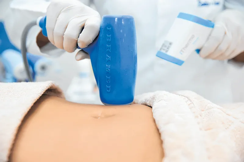 Aluna do curso de Estética e Cosmética, Germana Lima, já domina as técnicas e o manuseio dos equipamentos disponíveis