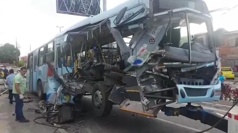 Lateral do ônibus ficou destruída com o impacto da batida
