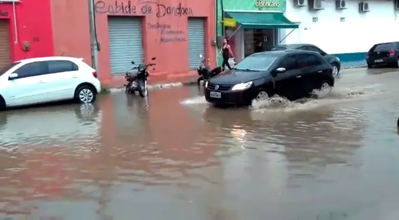 No Cedro, alagamentos nas ruas atrapalharam a circulação de pessoas e veículos. 