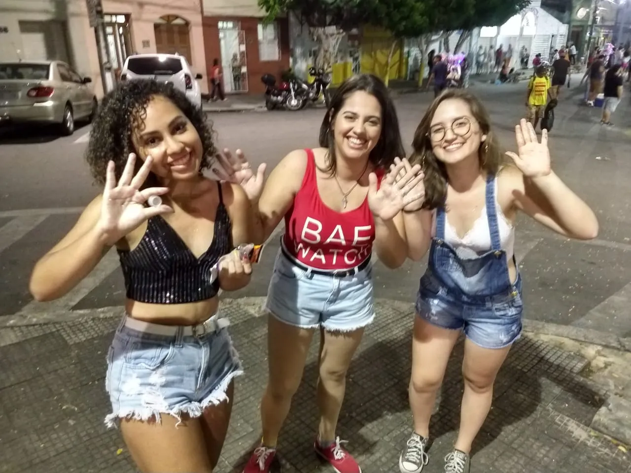 As amigas Júlia, Talita e Júlia levaram glitter para se enfeitarem antes da festa começar.