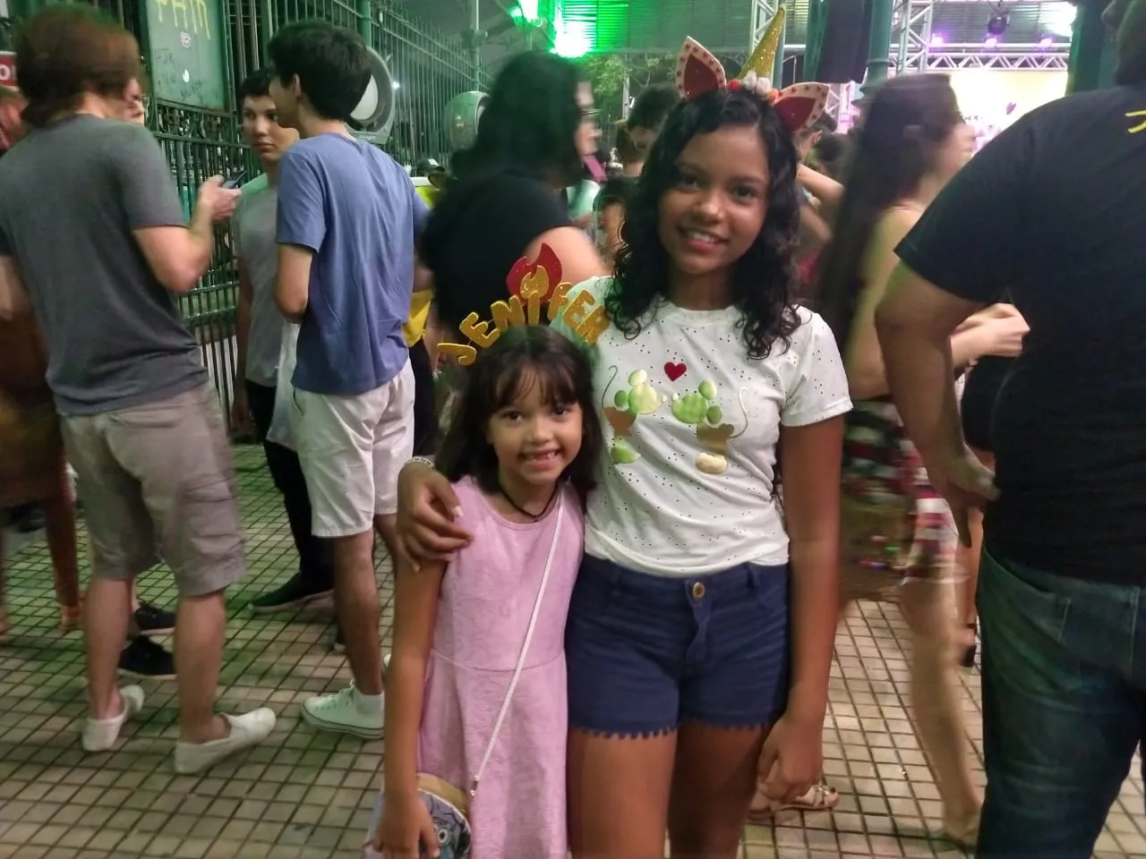 A pequena Lívia, de sete anos, ao lado da irmã Letícia, foi com um dos hits do momento na cabeça. 