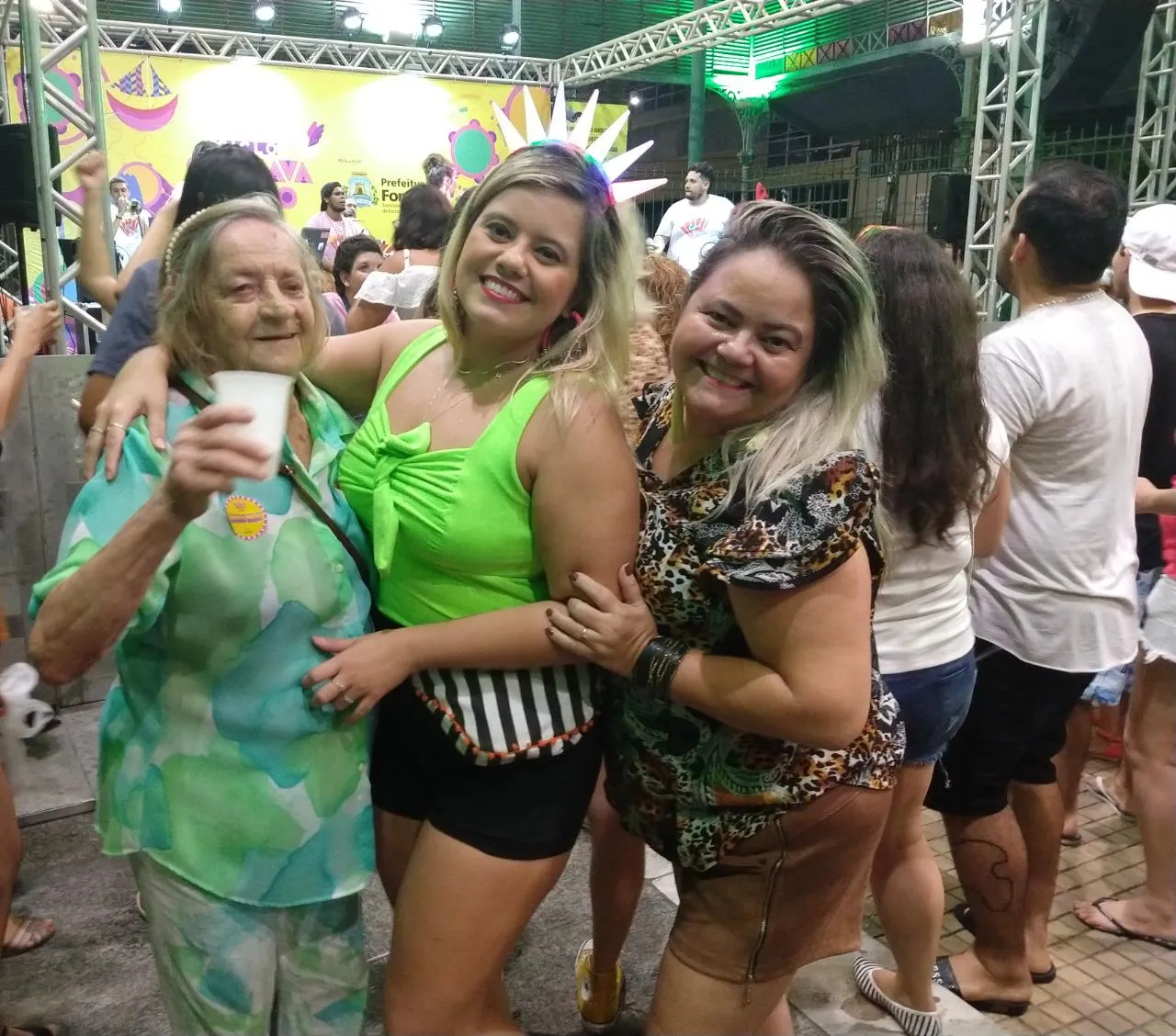 Aos 82 anos, Edilce Barros compareceu à festa ao lado da filha Fabíola e da neta Arícia.