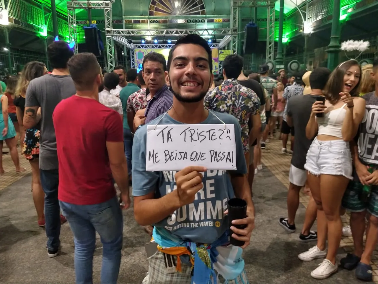 O estudante Pedro Júlio usou uma tática para paquerar no Pré-Carnaval. 