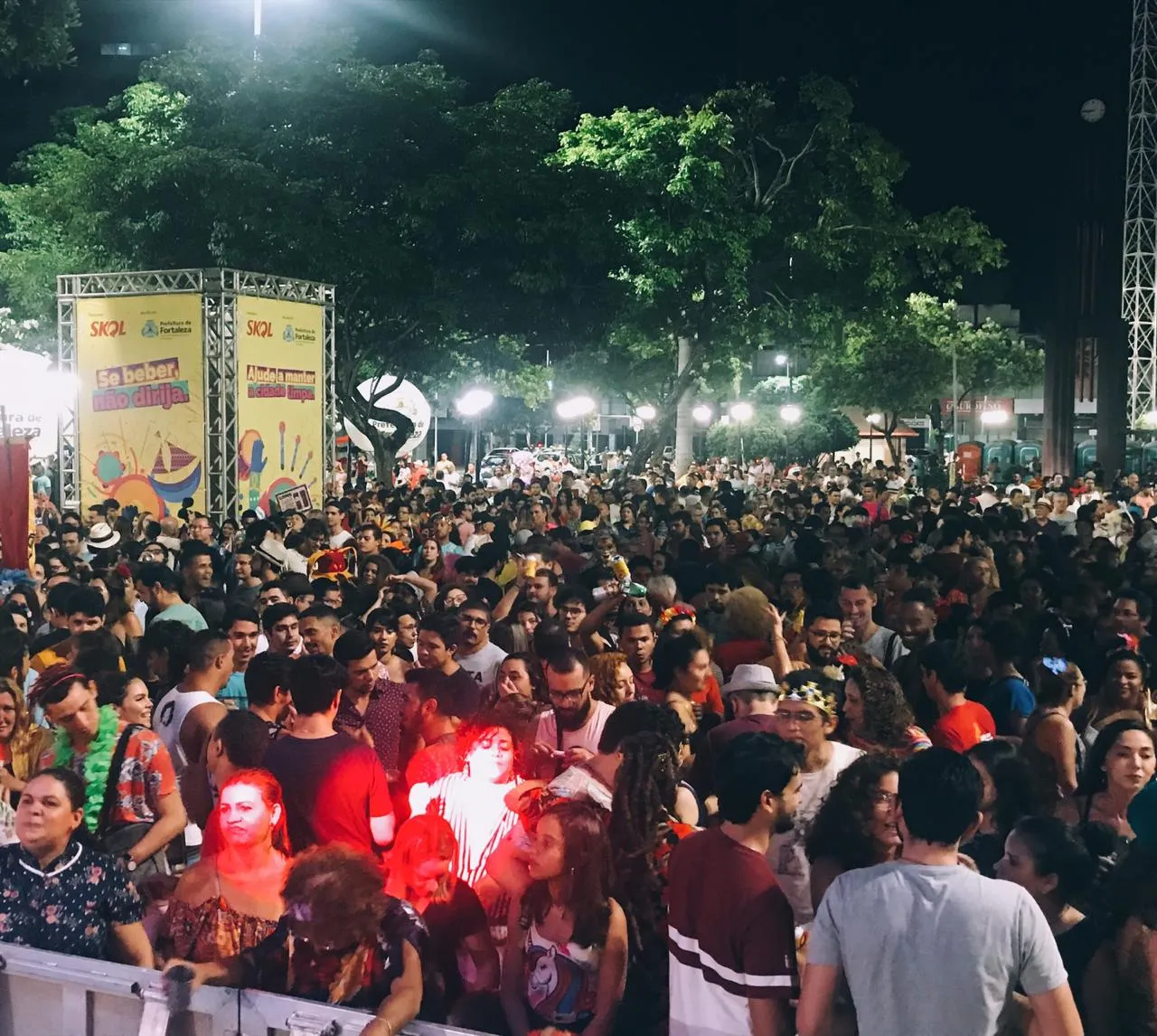 Na Praça do Ferreira, o bloco Luxo da Aldeia foi atração da noite. 