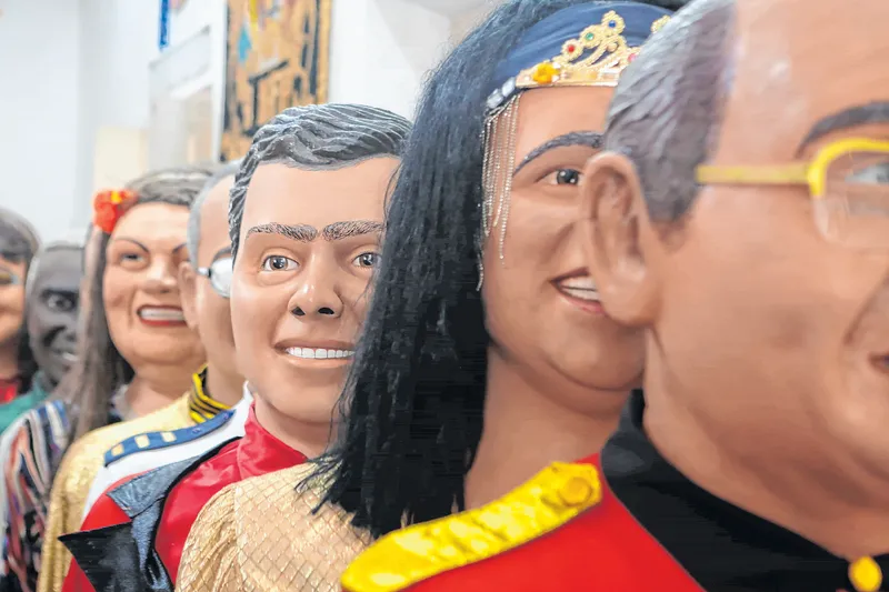 O desfile dos bonecos gigantes é uma das atrações da terça-feira de Carnaval no Sítio Histórico de Olinda