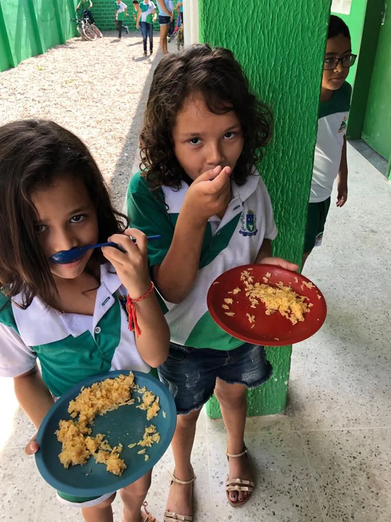 Alunos tiveram como merenda na manhã desta quinta-feira (21) arroz temperado com pequenos pedaços de frango. 