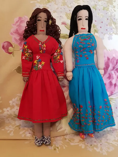 Os bordados das roupas surgem com flores do campo, pingos de chuva e raios de sol