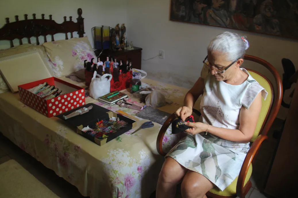 No quarto ateliê do sítio onde vive com o marido e artista plástico Babinski, em Várzea Alegre, Lidia trabalha com delicadeza em cada peça