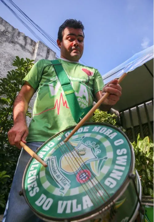 Bosco Farias contou com o auxílio dos ritmistas do bloco Camaleões do Vila para adaptar os movimentos e as paradas da bateria de samba