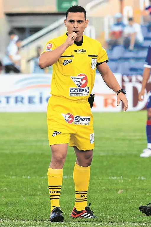 Léo Simão apita o Clássico da Paz