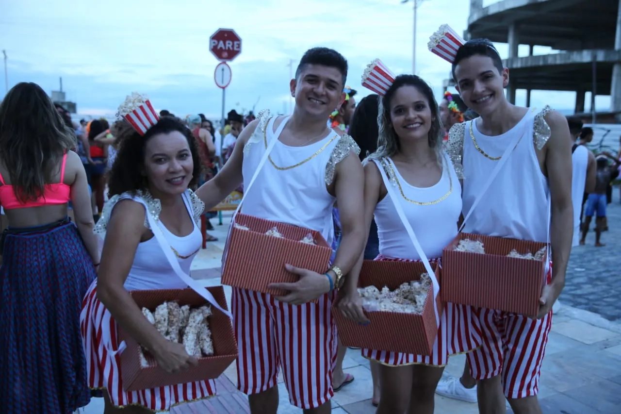 Grupo de amigos se fantasia de pipoqueiros e distribuem pipocas no bloco Iracema Bode Beat