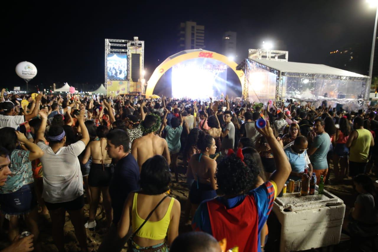Domingo de carnaval em Fortaleza tem show de bandas locais, samba, axé