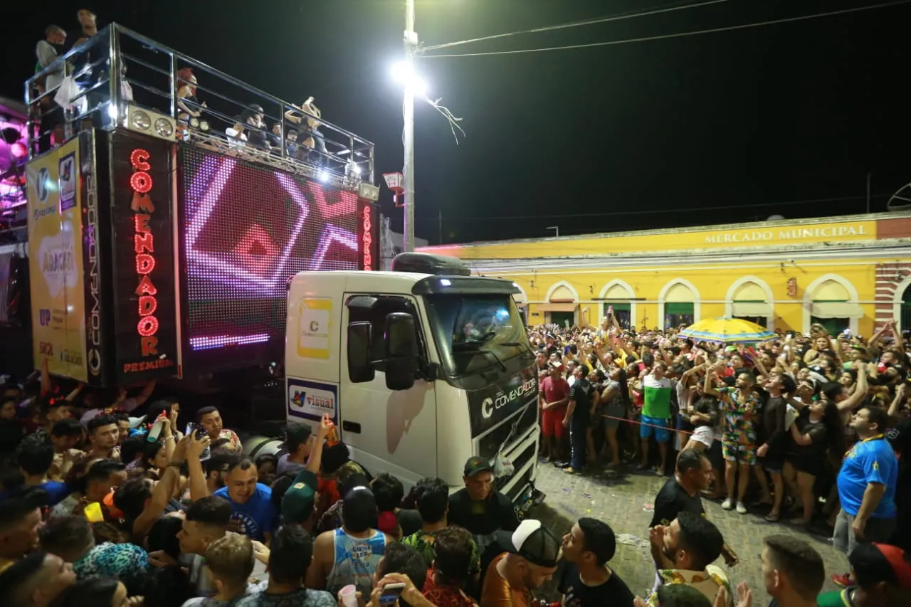 Público lota avenida de Aracati para acompanhar show de Anitta.