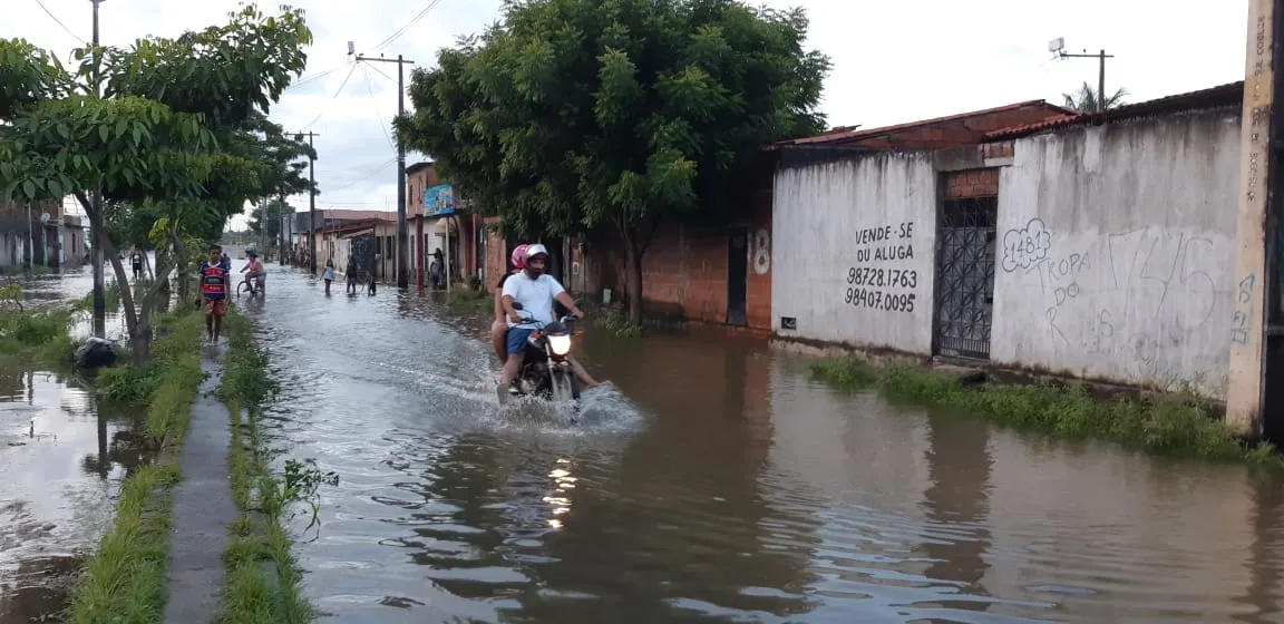 Avenida Valparaíso, no Conjunto Palmeiras, em Fortaleza