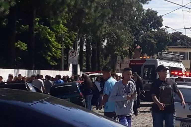 Seis unidades de resgate do Corpo de Bombeiros, três do Samu, dois do suporte avançado e dois helicópteros águia foram acionados