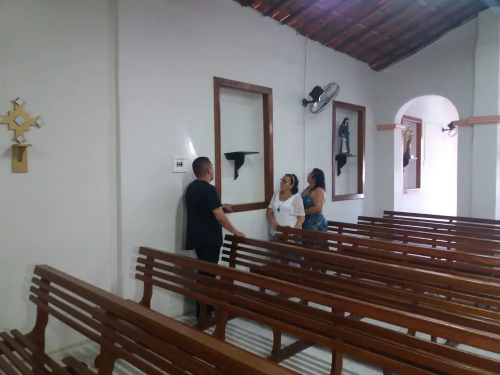 A imagem ficava ao lado de outros santos, em nichos, na lateral da igreja.