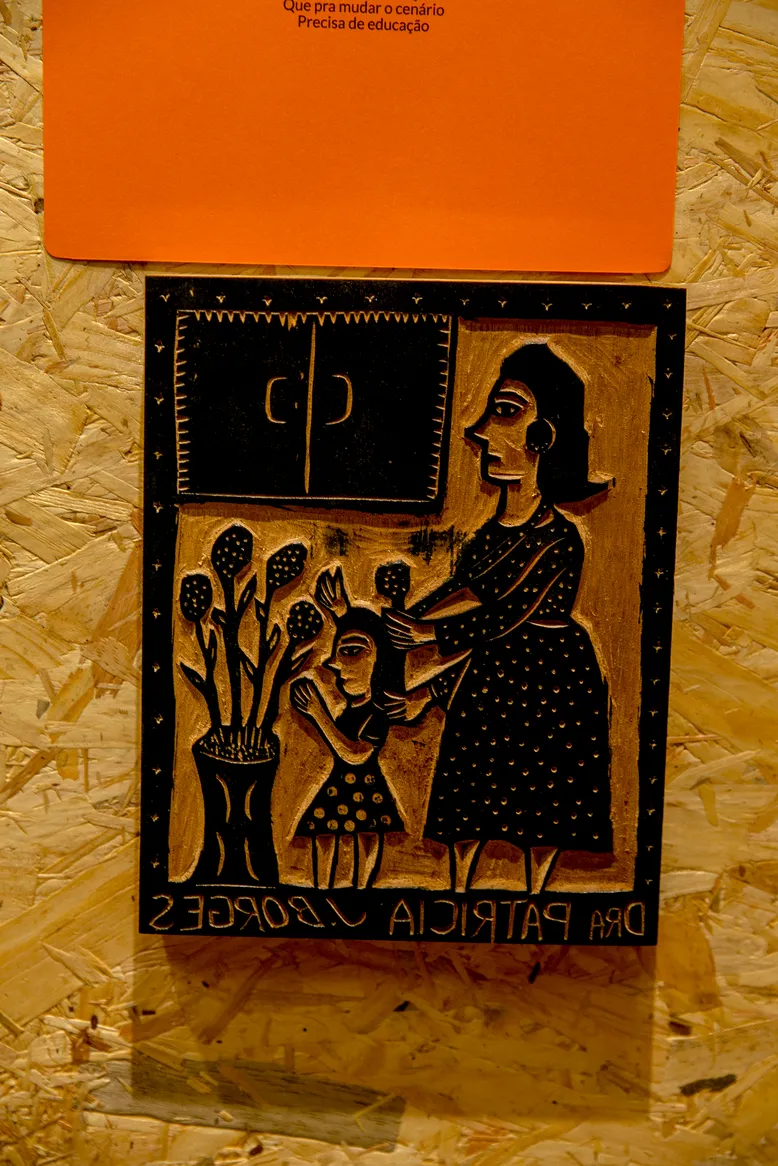 A xilogravura de J. Borges retrata a realidade da Dra. Patrícia e ilustra o livro 