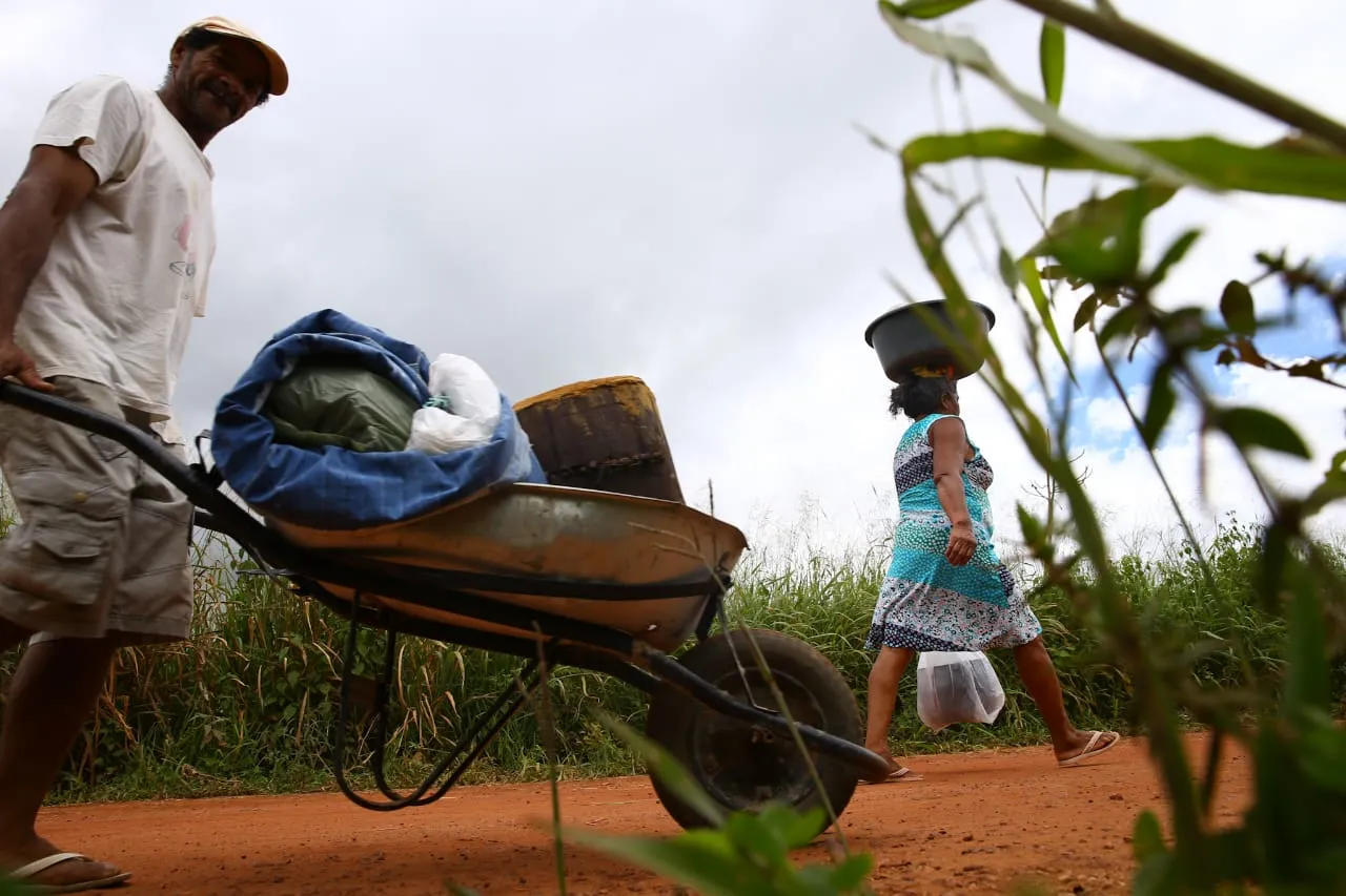 Famílias ainda deixavam a região de risco, no entorno da barragem Granjeiros, na manhã desta terça-feira (19)