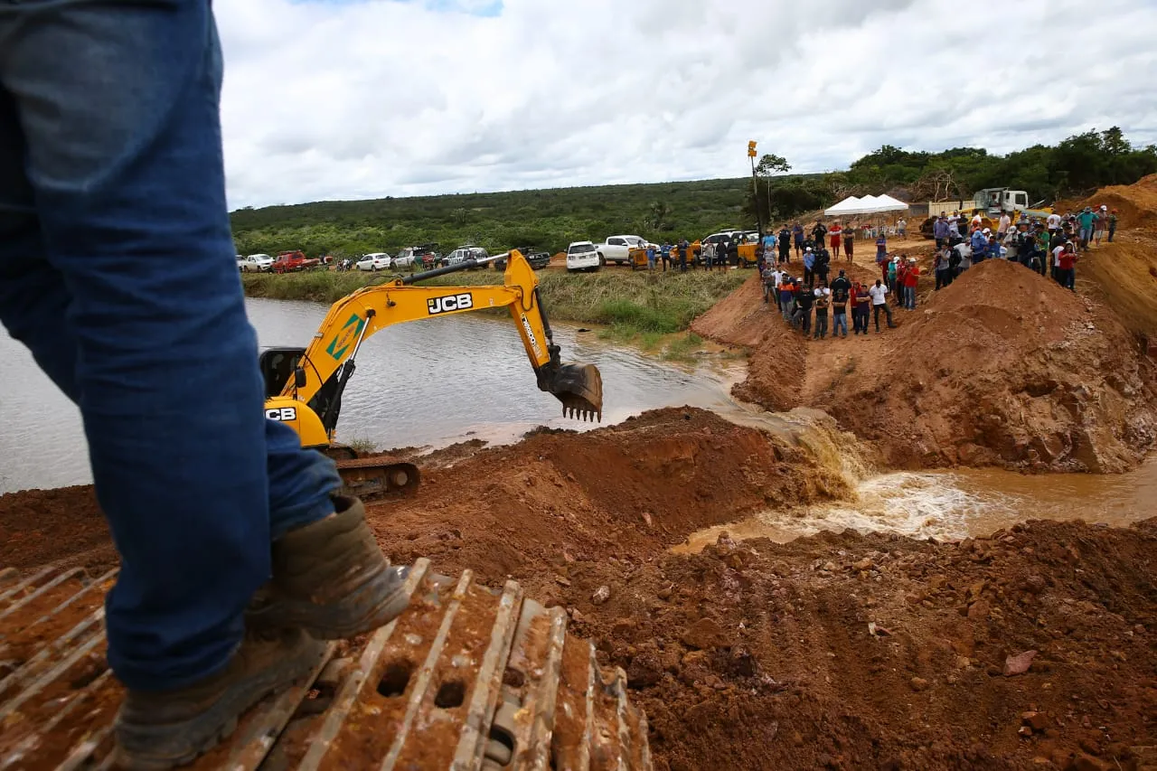 Engenheiros abrem novo sangradouro na barragem Granjeiros