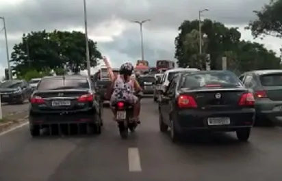 Ônibus com problemas gerou engarrafamento na Av. Alberto Craveiro. 