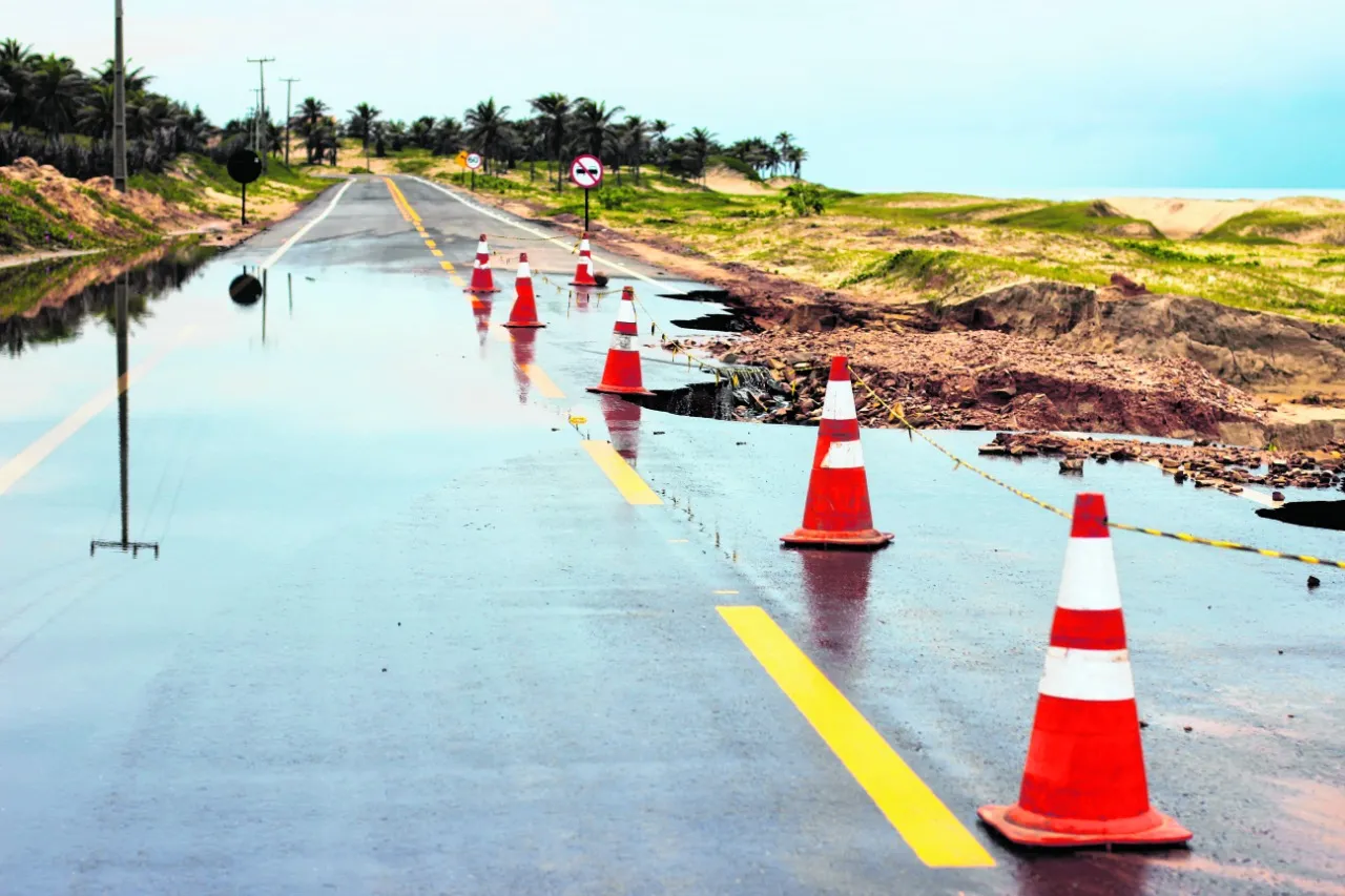 Parte da Rodovia CE-163, em Mandaú, foi arrastada pelas águas
