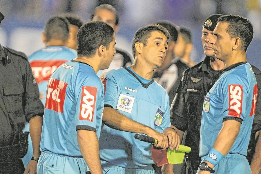 Trio cearense se envolveu em polêmica na partida entre Aparecidense x Ponte Preta