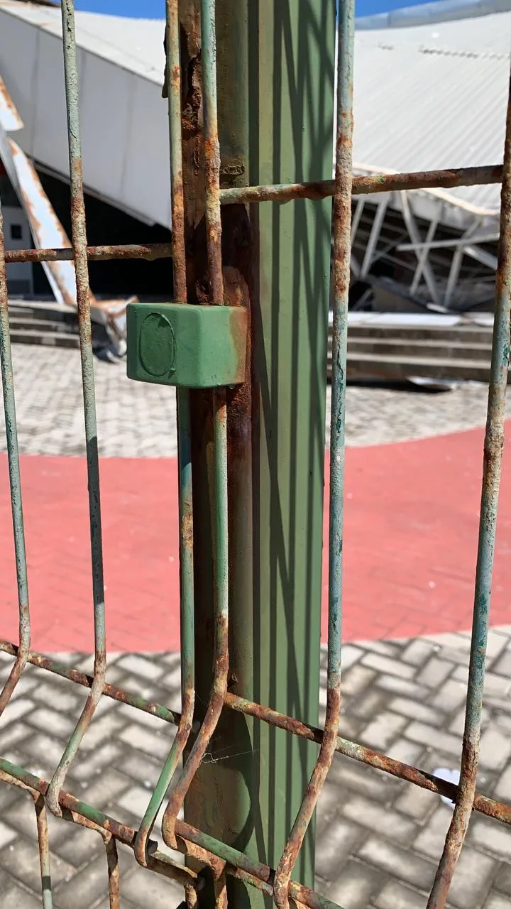 Estrutura da escola onde teto e muro desabaram está afetada pela maresia, dizem alunos