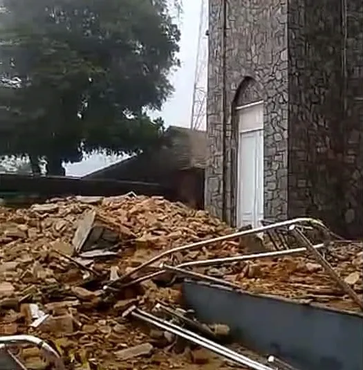 Destroços ficaram na frente da Igreja do Céu nesta manhã