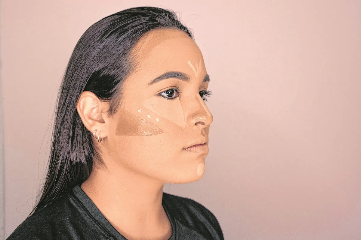 Bruna Barros valoriza o rosto oval iluminando a parte central da testa, nariz e queixo