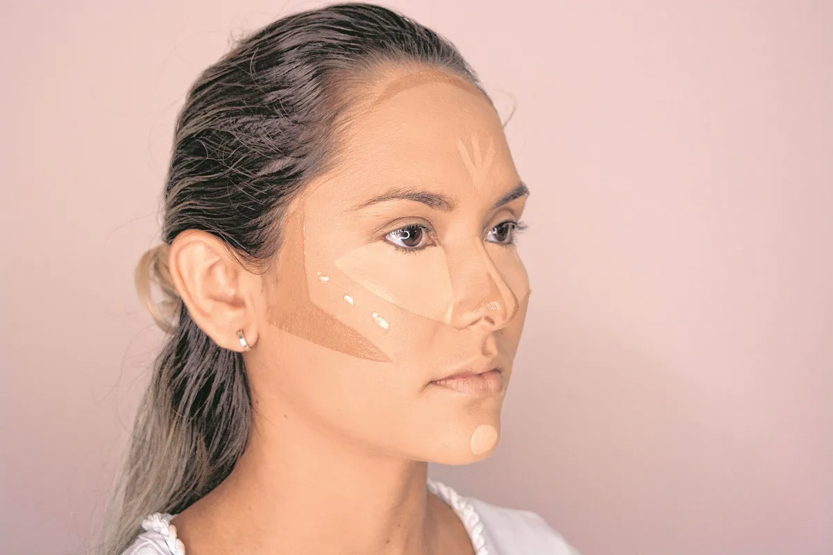 Para Marília Nascimento, o blush é um aliado quando aplicado do centro das maçãs em direção às orelhas