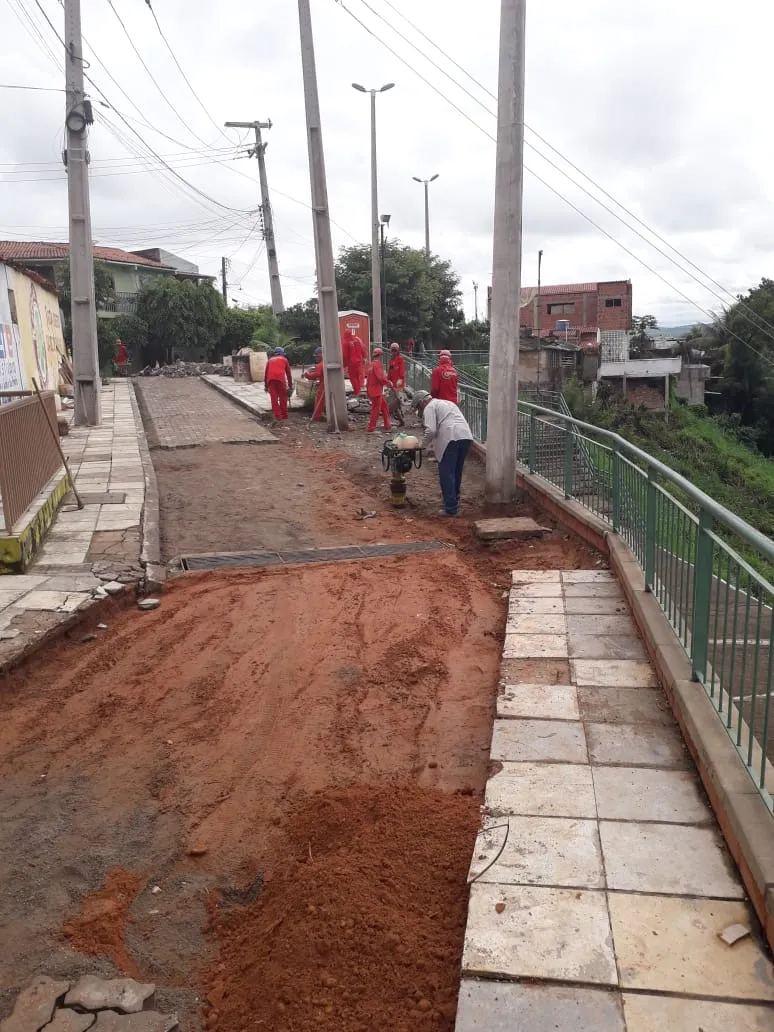 Parte do asfalto na Avenida José Alves de Figueiredo cedeu por conta das precipitações. 