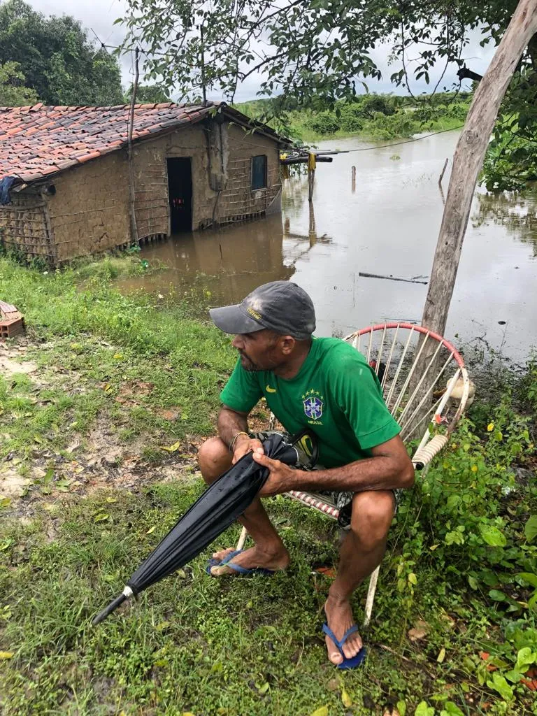O pescador Francisco Daniel teve a casa invadida pela água há quatro dias